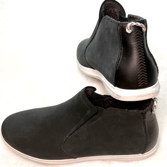 OluKai Shoes - OluKai Hawai'iloa Manu Hope Sneaker Boot Lava Rock Off White Size 9.5